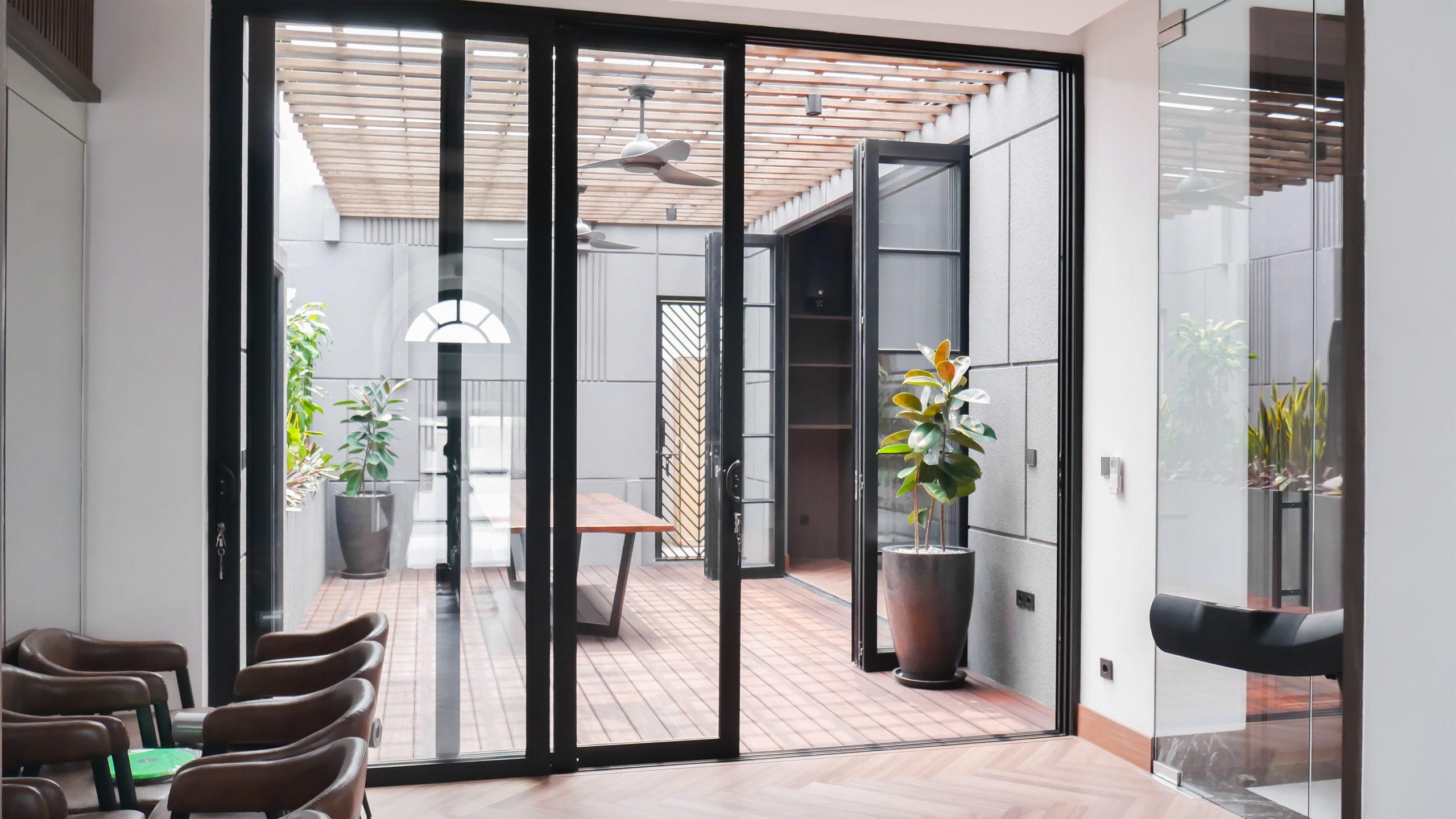 Desain Pintu Aluminium Minimalis tipe Sliding Door untuk akses taman belakang rumah.