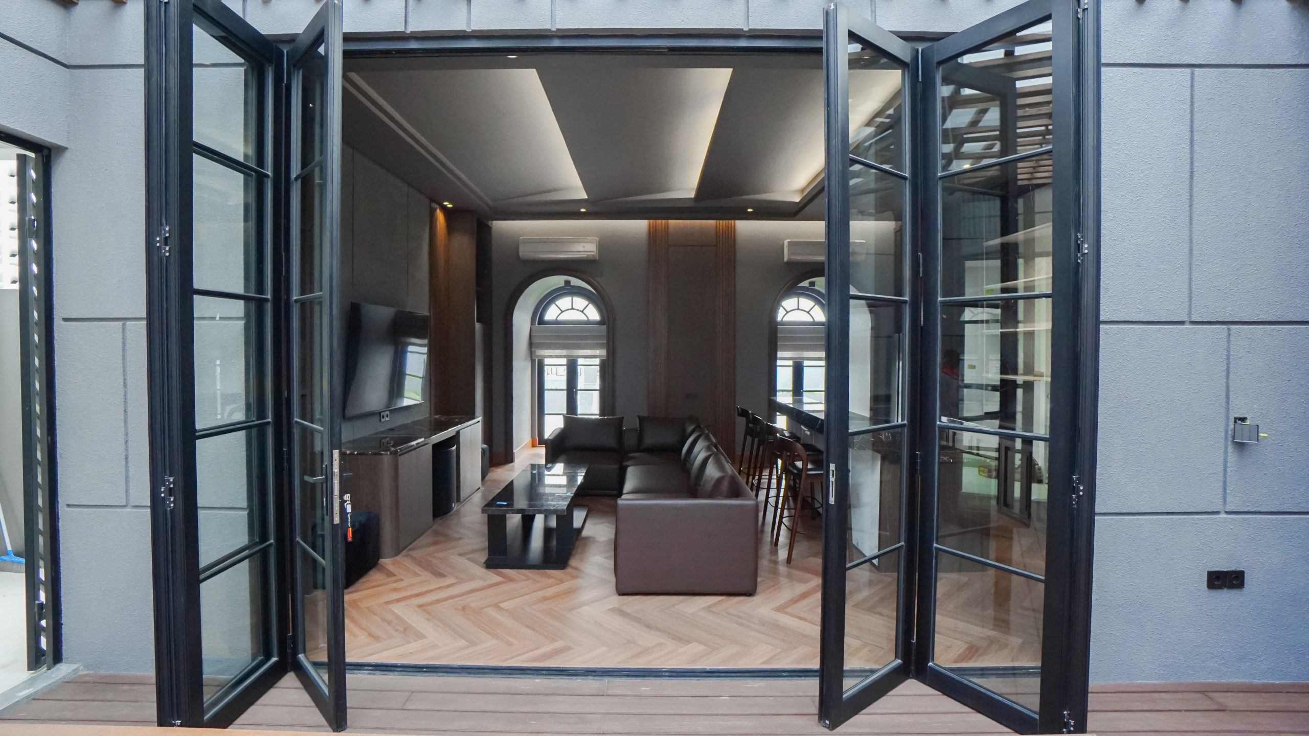 Model Pintu Aluminium Minimalis tipe Folding Door untuk bukaan ruang keluarga yang luas.