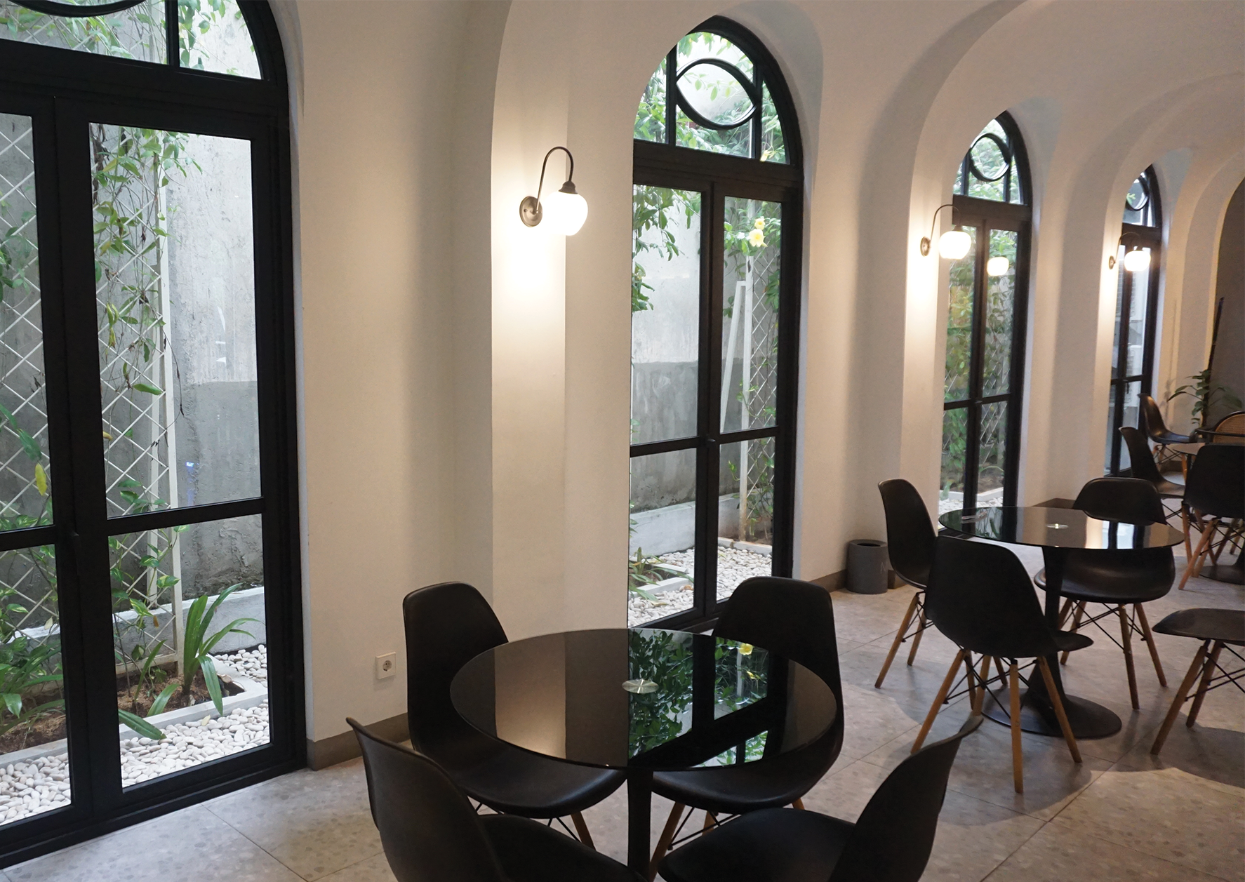 Alt Text: Perbandingan ketahanan kusen aluminium vs kayu terhadap cuaca dan rayap