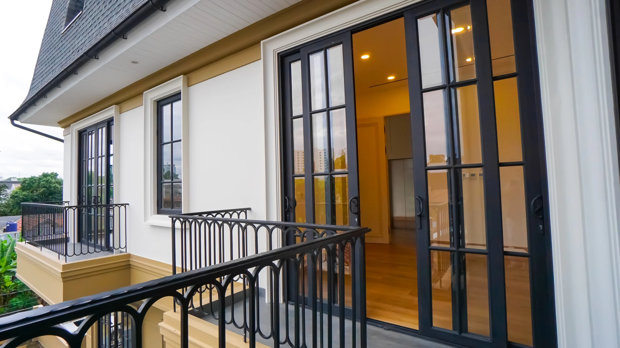 Instalasi pintu dan jendela Aluminium Finish Good dari MAXILUM dengan desain minimalis dan material premium.