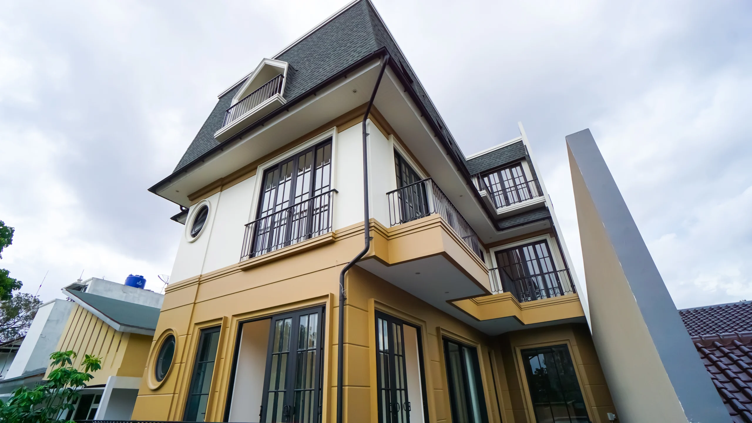 Tampilan mewah ruang tamu menggunakan pintu sliding Aluminium Finish Good yang memberikan kesan luas dan elegan.