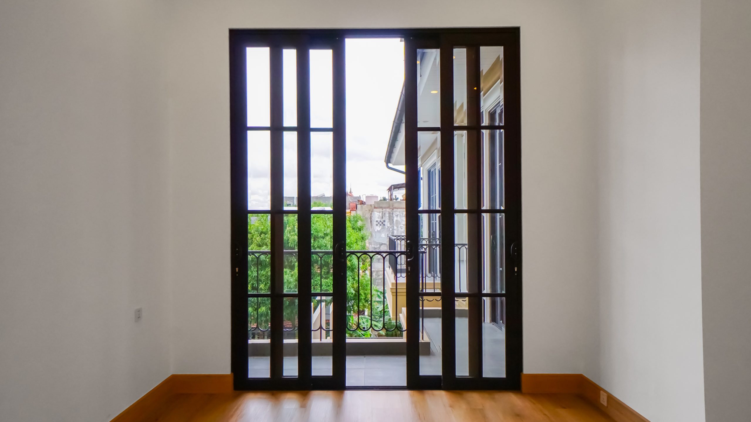 Pintu sliding aluminium finish good berkualitas tinggi dengan bingkai ramping dan kaca bening